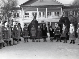 Праздник «Здравствуй, Солнце» в Ловозере. Выступление народного ансамбля «Луявврь» на площади села. 1989 год