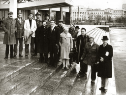 Октябрина Воронова среди писателей у гостиницы &quot;Арктика&quot;. Мурманск. 1980-е