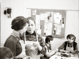 На занятиях кружка рукоделия. Ловозеро. 1970 год