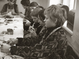 На занятиях кружка рукоделия. Ловозеро. 1970 год