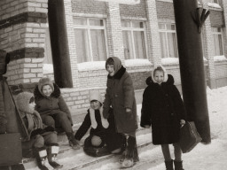 Школьники у Ловозерской средней школы. 1970 год