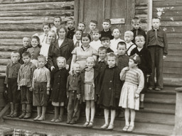 На крыльце старого здания Ловозерской средней школы. 1940-е