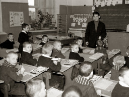 Урок ведёт Лазарь Дмитриевичь Яковлев. Ловозеро. 1950-е