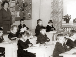 Урок ведёт Таисия Григорьевна Богданова. Ловозеро. 1970-е