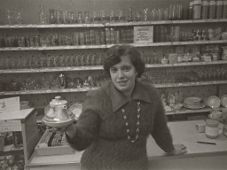Заведующая хозяйственным магазином села Ловозеро В.В.Терентьева.1981 год