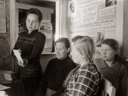 М.В. Богданова (слева), методист Мурманской областной библиотеки, проводит семинар библиотечных работников Ловозерского района. 1950-е гг.