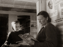 Библиотекарь Дембицкая А.М. рекомендует книги Петриковой М.Г., заведующей Ловозерским районным архивом. 1950-е гг.