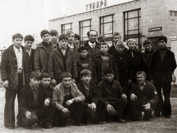 Учащиеся 1-ой группы ПТУ № 21 по подготовке оленеводов-механиков. Среди них мастер производственного обучения Юрьев П.П. 1 октября 1974 г.