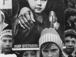Учащиеся Ловозерской средней школы на митинге, посвященному 41-ой годовщине освобождения Заполярья от немецко-фашистских захватчиков. сентябрь 1985 г.