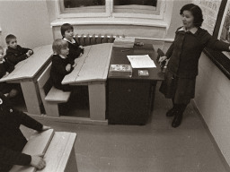 Урок саамского языка в школе-интернат. Преподаватель Е.Н. Коркина. 1981 г.