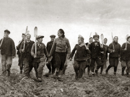 Ученики Ловозерской школы идут на поле помогать взрослым. Лето 1943 г.