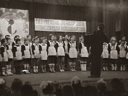 Выступление хора Ловозерской школы-интерната на районном фестивале детского творчества, посвященном 60-летию ВЛКСМ. 1978 г.