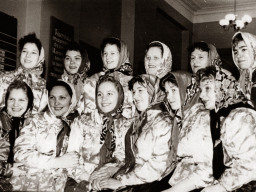 Юрьева Мария Николаевна, заведующий отделом культуры с. Ловозеро среди участников саамского хора. 1960-е гг.