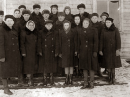 Работники районного комитета партии и районного комитета комсомола с. Ловозеро. 1950 г.