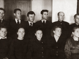 Работники районного комитета партии и районного комитета комсомола с. Ловозеро. 1949 г.