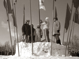 Открытие XVII районного Праздника Севера в Ловозере. Подъем флага. 1988 г.