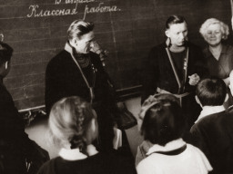 Пребывание норвежской делегации саамов в Ловозерской школе. 1961 г.