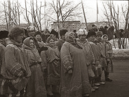 Участники 46-го традиционного Праздника Севера оленеводы-саамы в национальной одежде. 1980 г.