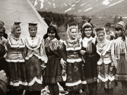 Встреча саамского квартета с норвежскими саамами у чума. 1968 г.