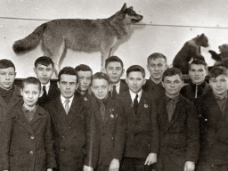 Саамы - студенты педагогического техникума на экскурсии в музее. 1937 г.