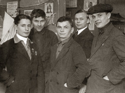Саамы – студенты педагогического техникума на экскурсии в музее. 1937 г.