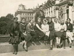 Первый выпуск Ловозерской средней школы на экскурсии. 1934 г.