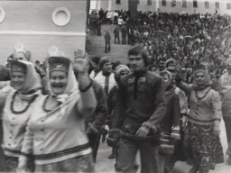 Ловозерский ансамбль песни и танца на стадионе г. Мурманска во время праздника Северного Калотта. 1977 год