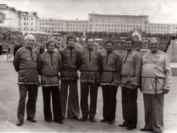 Ловозерский ансамбль песни и танца. Группа мужчин, участников ансамбля, на празднике дружб стран Северного Калотта. 1977 год