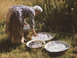 Жительница села Ловозера стирает белье. Губа Мотка, озеро Ловозеро. 1985 год
