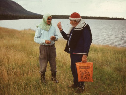 Сотрудник Кольской археологической экспедиции, доктор исторических наук Абрам Давыдович Столяр беседует с Даниловым Герасимом Андреевичем, работником ловозерского отделения связи. Губа Мотка, озеро Ловозеро. 1985 год.