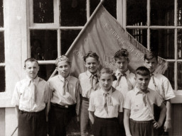 Пионеры Ловозерской школы у Красного Знамени. 1957 год