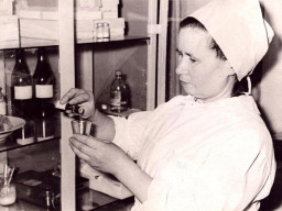 Медсестра Ловозерской больницы Терентьева Павла Абрамовна. 1969 год