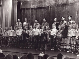 Саамский хор на сцене Ловозерского дома культуры. 1970 год