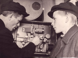 Киномеханик Ловозерского клуба Дембицкий А. Н. обучает своему мастерству ученика Канева Василия (коми). Звуковые фильмы идут в клубе почти каждый день. 1949 год