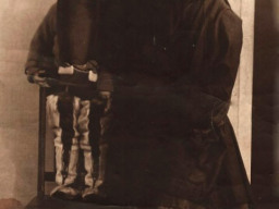 Ильин Павел Иванович с дочерью. Павел Иванович - коммунист с 1924 года, председатель Ловозерского районного исполнительного комитета с первых лет советской власти. 1932 год