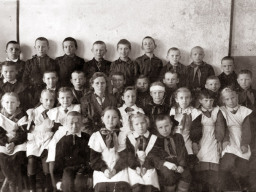 Ученики 4-го класса Ловозерской средней школы. 1955-1956 года