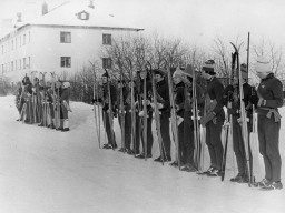 Участники Мончегорского и Ловозерского этапов комсомольской эстафеты «Лыжня героев Заполярья». 1978 год