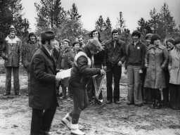 Вручение вымпелов командам, занявшим 1-е места в смотре. IV традиционный слёт Ловозерского района по местам революционной и трудовой славы. Июль 1978 года