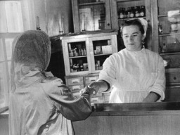 Аптека с. Ловозеро. Заведующий аптекой Сердюк О.И. 1964 год