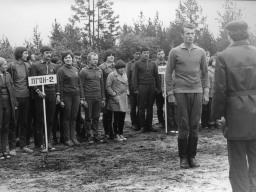 Сдача рапорта II секретарю РК ВЛКСМ Ю.Н. Мишурову. IV традиционный слёт Ловозерского района по местам революционной и трудовой славы. Июль 1978 года