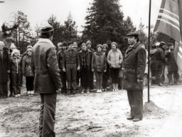 Сдача рапорта о готовности команд к слёту. IV традиционный слёт Ловозерского района по местам революционной и трудовой славы. Июль 1978 года