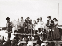 Выступление народного ансамбля песни и танца Ловозерского дома культуры на празднике «Проводы русской зимы». 1975 год