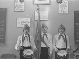 Знаменная группа Ловозерской средней школы. 1975 год