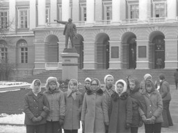 Учащиеся 10 класса Ловозерской школы-интерната № 1, где учатся дети оленеводов, на экскурсии в г. Ленинграде у здания Смольного. Ноябрь 1975 года