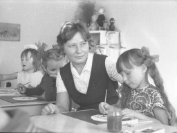 Одна из лучших воспитателей детских садов ловозерского района, коммунист, Галина Николаевна Кузнецова со своими питомцами из Ловозерского детского сада «Олененок». 1975 год