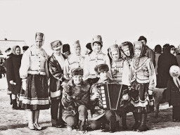 Участники ансамбля песни и танца Ловозерского дома культуры на празднике «Проводы русской зимы». 1975 год