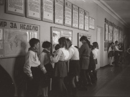 Прием в пионеры октябрят в школе-интернате № 1 с. Ловозера, где учатся дети оленеводов Ловозерского района. 1975 год