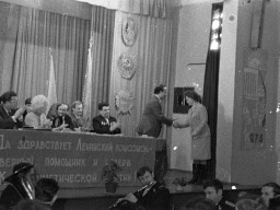 Второй секретарь РК ВЛКСМ Ю.Мишуров вручает грамоту ветерану комсомола Бересток М.М. на торжественном Пленуме РК ВЛКСМ, посвященном 50-летию Ловозерской районной комсомольской организации. 1974 год