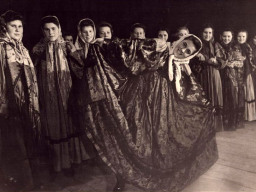 Участники танцевально-вокальной группы саамского хора села Ловозеро. 1948-1949 год