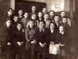 Выпускники 7 класса Ловозерской школы. 1947 год